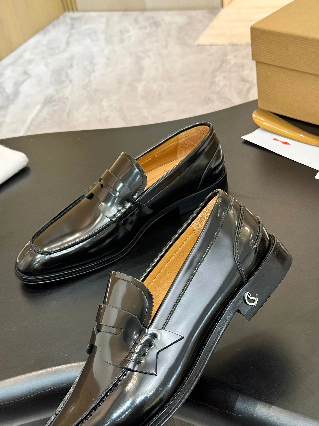 [CL red sole shoes] Top P: 1020💰 Size 39-44 (⚠️38.45.46.47 custom-made, non-returnable and non-exchangeable) 🆑High-end men's business formal leather shoes, original authentic top quality goods ••✅💯 Top original order purchasing agent! Original imported patterned cowhide ➕Imported cowhide lining ➕Cowhide feet ➕Original leather outsole~🉑️Feel free to compare the authentic ones!